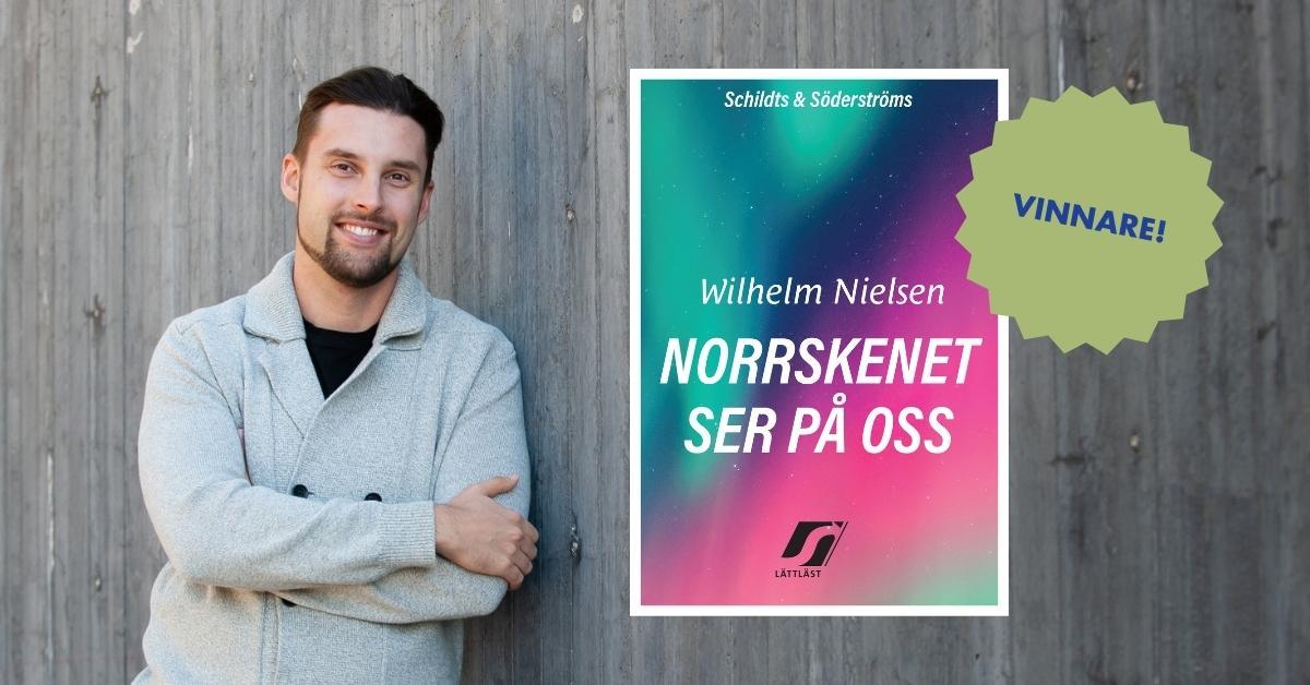 Den granna pärmen av boken Norrskenet ser på oss. Foto av författaren Wilhelm Nielsen. Har har mörkt kort hår och ser glad ut.